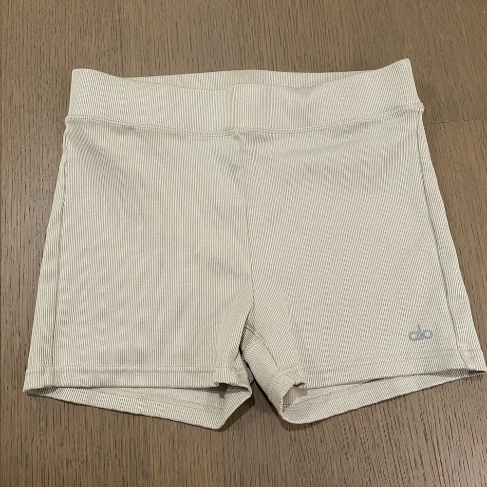 ALO Goddess Ribbed High-Waist Hot Short in Oatmeal Heather